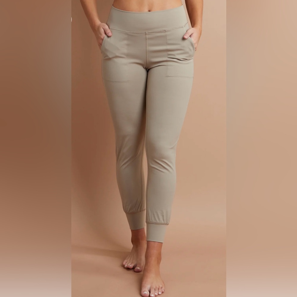 NWT SAVVI Noor Women's Jogger Pants, leggings Size M in Mint